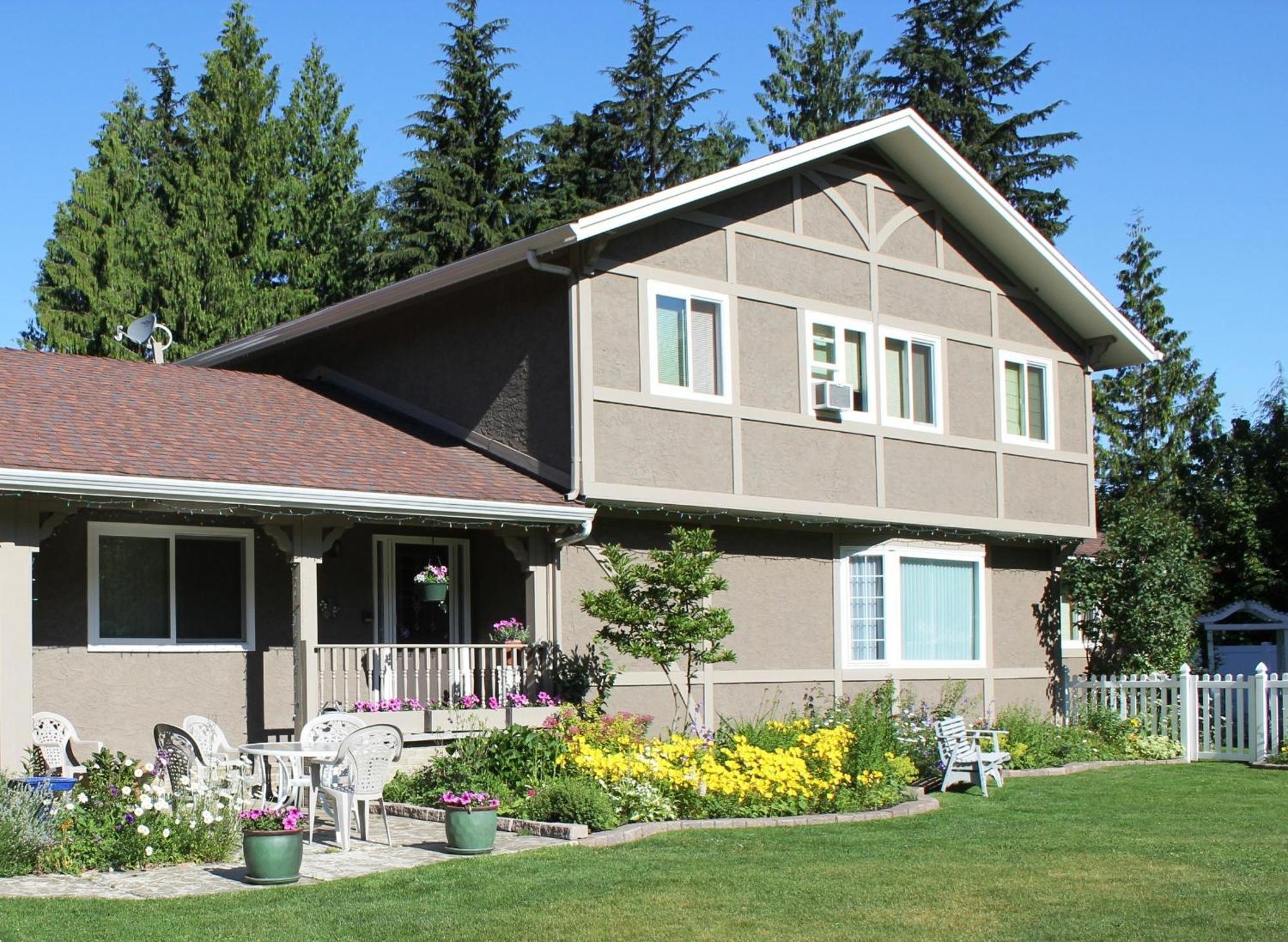 Alpenrose Revelstoke Bed & Breakfast Екстериор снимка