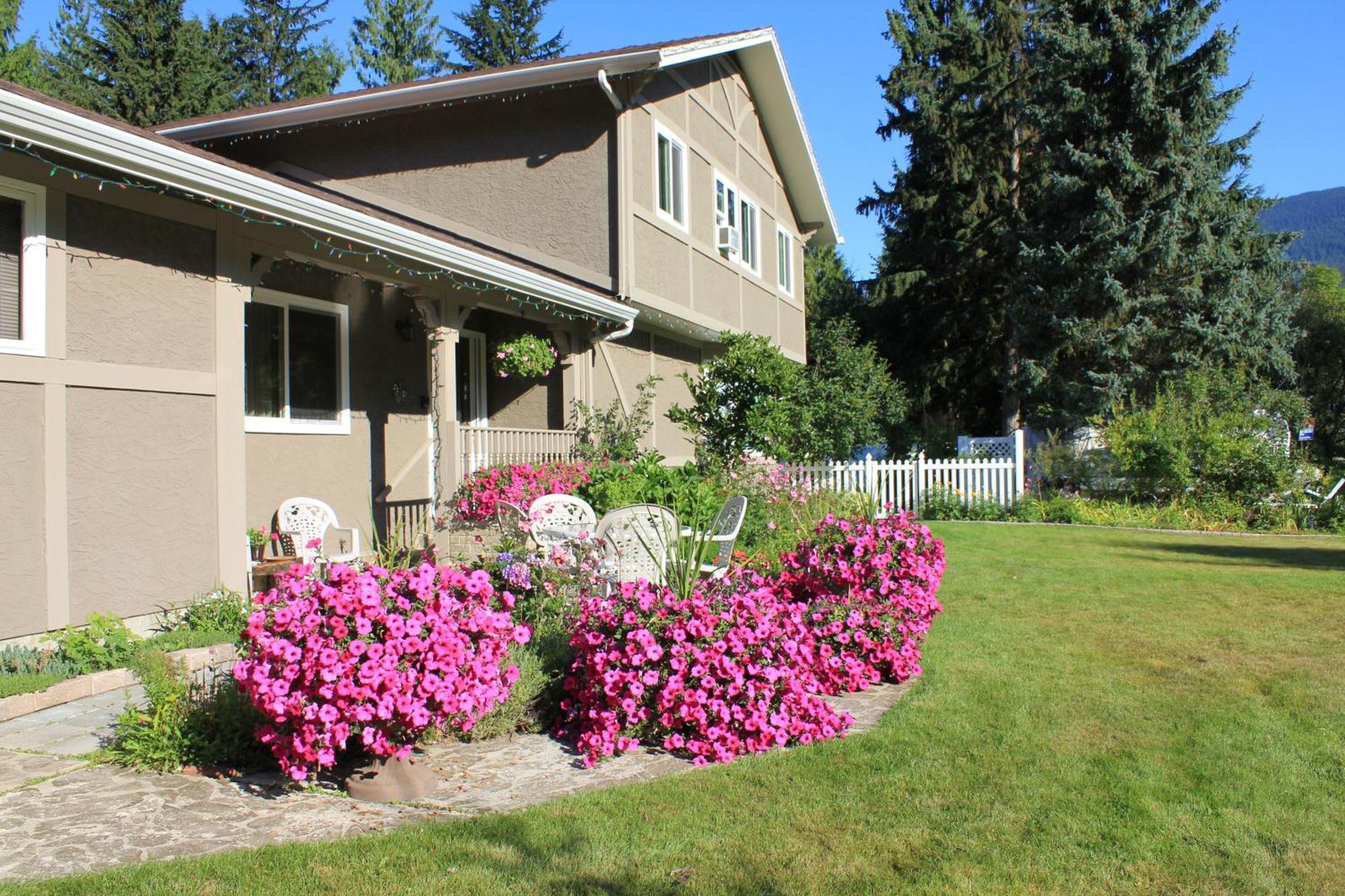 Alpenrose Revelstoke Bed & Breakfast Екстериор снимка