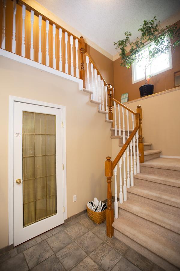 Alpenrose Revelstoke Bed & Breakfast Екстериор снимка
