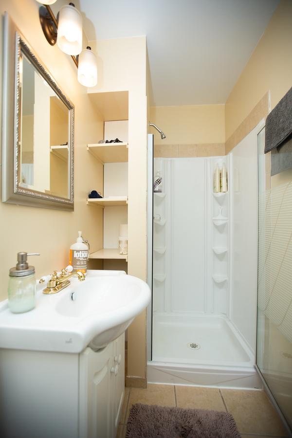Alpenrose Revelstoke Bed & Breakfast Стая снимка