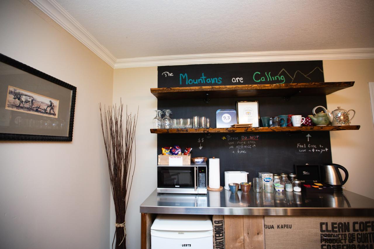 Alpenrose Revelstoke Bed & Breakfast Екстериор снимка