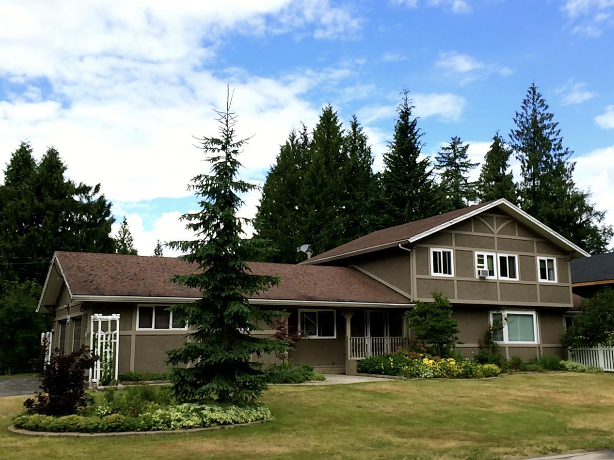 Alpenrose Revelstoke Bed & Breakfast Екстериор снимка